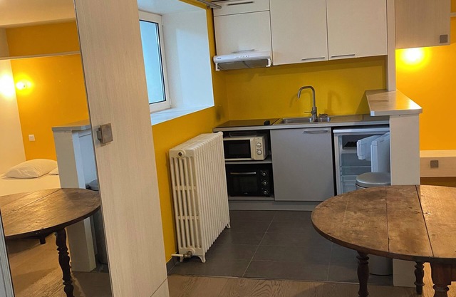 Studio en Entre sol d une Belle Maison, à 400 m de Paris et 400 m du Bois