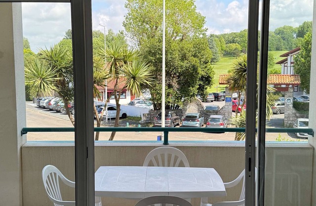Studio facing golf with terrace and parking