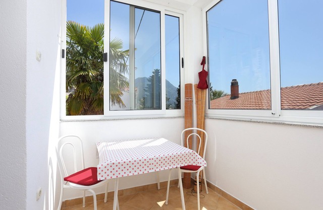 Studio flat near beach Brist, Makarska (AS-18859-a)