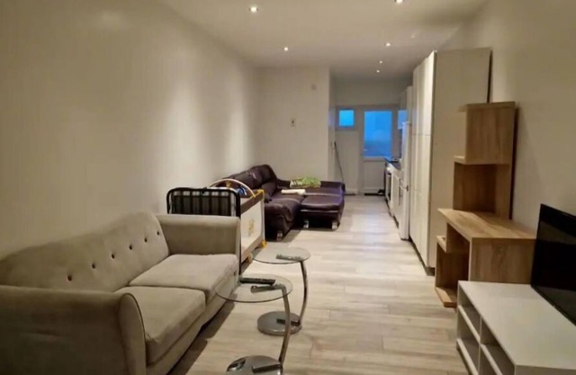 Studio flat near luton airport. Contractors, families, friends welcome.