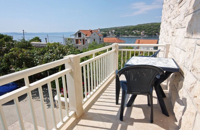 Studio flat with balcony and sea view Sumartin, Brač (AS-5620-a)