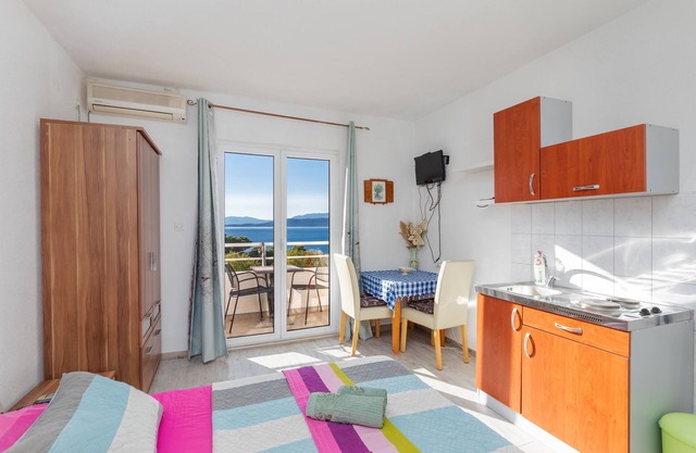 Studio flat with balcony and sea view Igrane, Makarska (AS-22690-a)