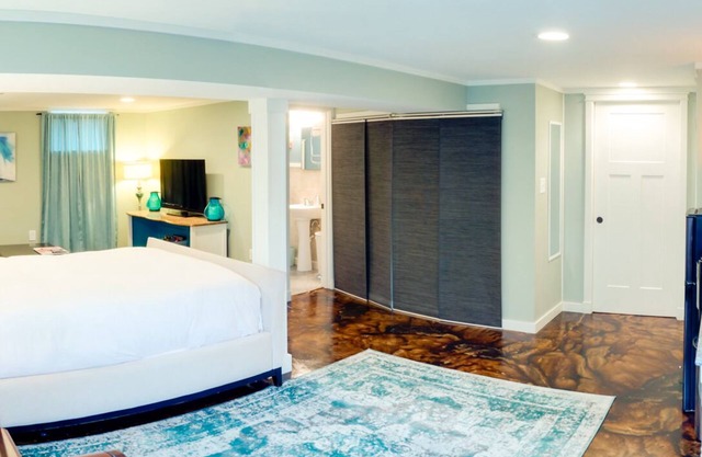 Studio Guest Suite With Separate Entrance, Patio, Stylish Decor and + Amenities