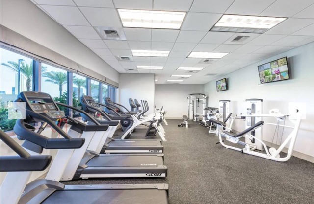 Studio in Vegas! with a Shuttle to the Strip and Parking!