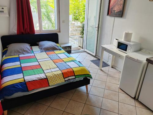Studio indépendant, avec piscine et jardin, direct gare aéroport, 1 lit pour 2 personnes Direct Gare Aéroport