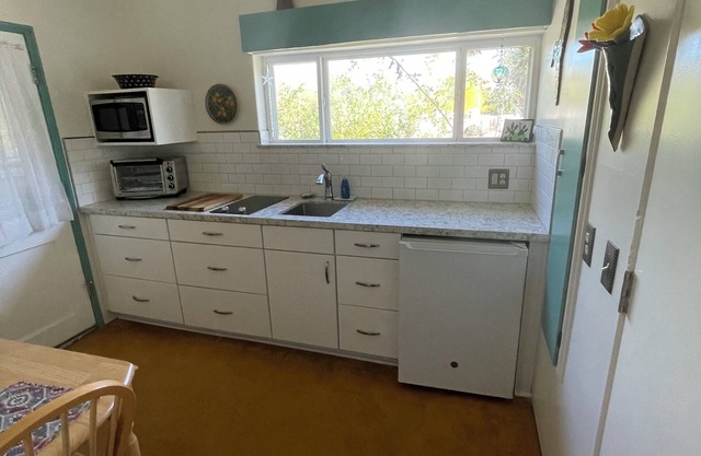 Studio located in historic neighborhood, half mile from U of A.
