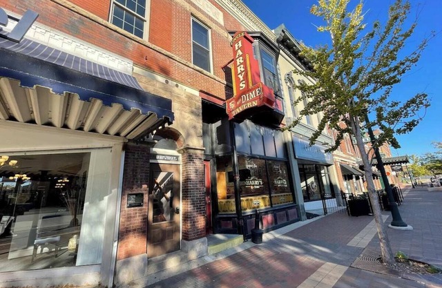 Studio Loft Above Main Street Cedar Falls! Free Downtown Parking!