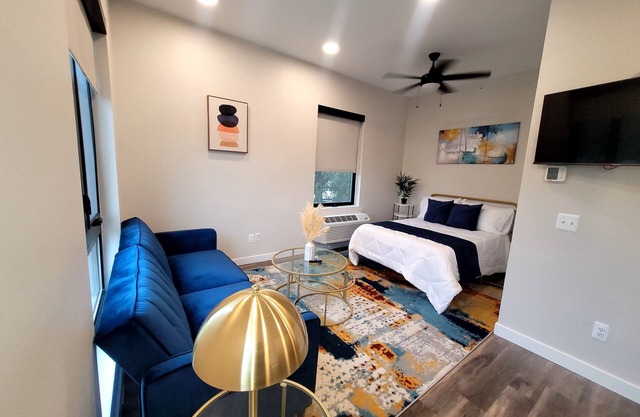 Studio Monthly & Daily Rental For Traveling Professionals,Corporate & Student's