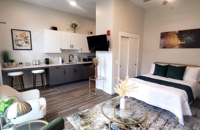 Studio Monthly & Daily Rental For Traveling Professionals,Corporate & Student's