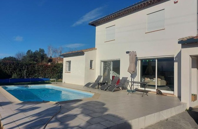 Studio neuf avec acces piscine
