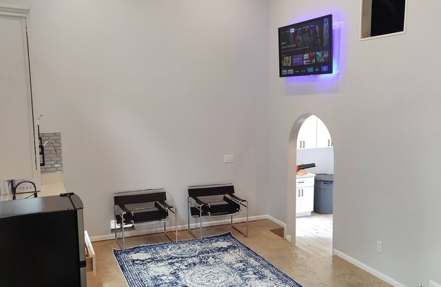 Studio Shalom - Stunning studio with soaring ceilings and a vineyard