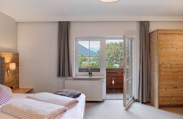 Studio 'Top 6' with Mountain View, Balcony and Wi-Fi