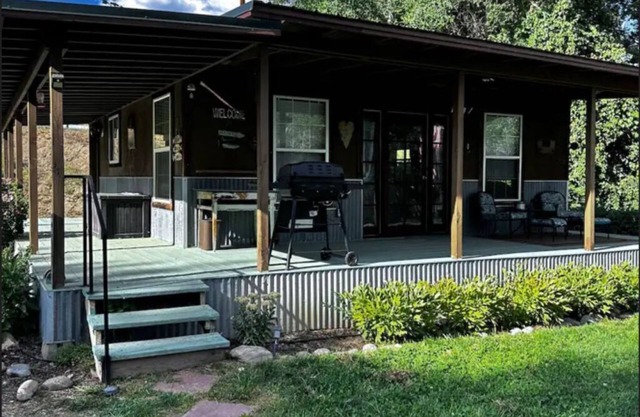 Studio type cabin with access to use of private park on the banks of the Animas.