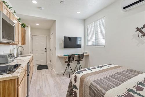 Studio Unit Shared Hot Tub & Fully Fenced Yard