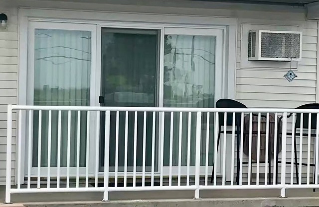 Studio unit w/ocean view balcony, pool, WiFi and AC