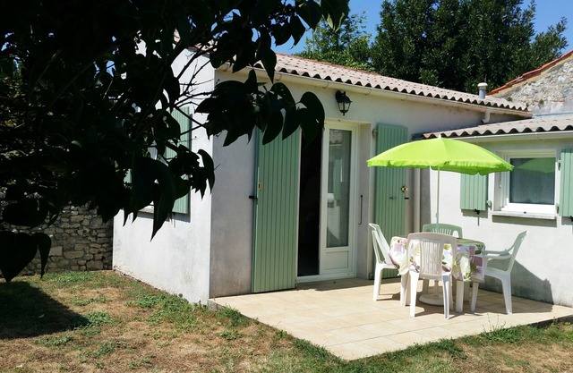 Studio with peaceful garden at the foot of the island of Oléron