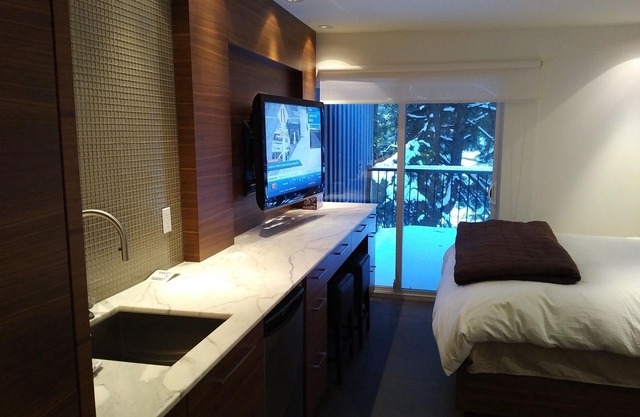 STUDIO WITH FOUR SEASONS FINISHES
