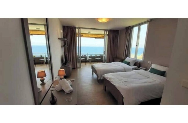 Studio with great seaview, beach with pool access & Twin bed studio