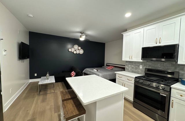 Studio with king bed full kitchen walking to Kroger and bus East ATL Village