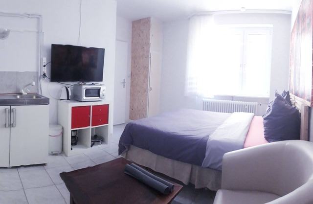 Studio with large Bathroom, sleeps 2
