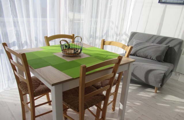STUDIO WITH PARKING 2 MN FROM THE BEACH AND CITY CENTER