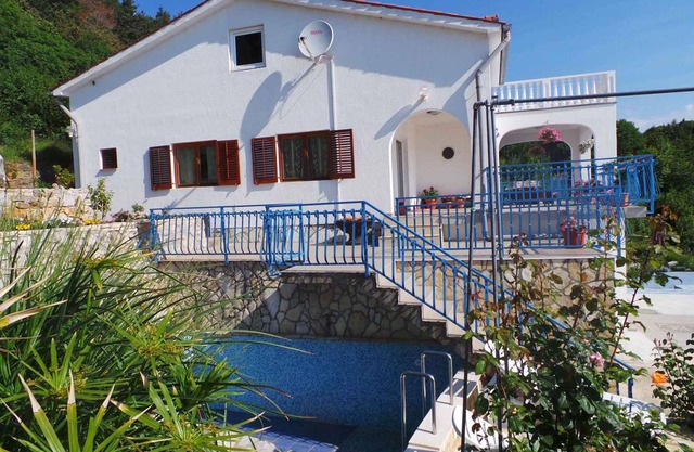 Studio with pool and air conditioning