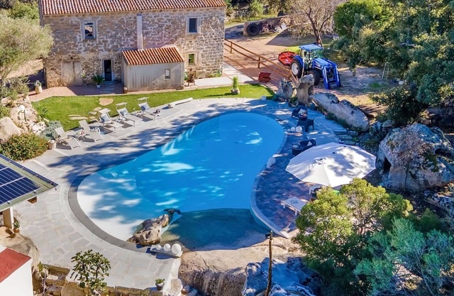 Stunning private villa with private pool, WIFI, A/C, TV, patio, pets allowed and parking