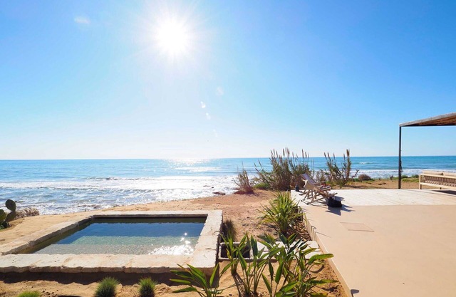 Stunning private villa for 4 people with WIFI, private pool, A/C, TV, terrace and parking