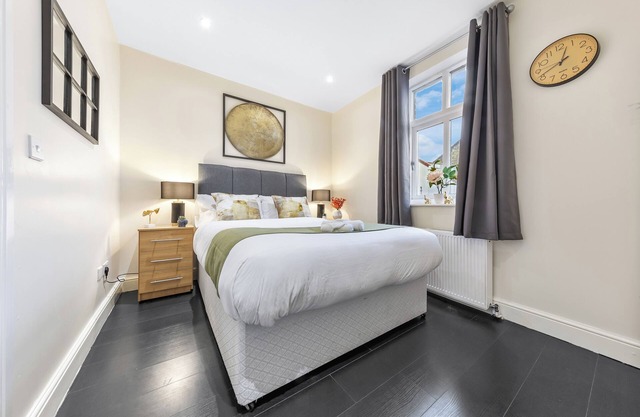 Stunning 1-Bed Flat- London City-Sleeps 4- Parking Available- Book Instantly!