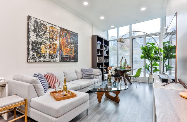 Stunning 1 Bedroom Condo Next to CN Tower