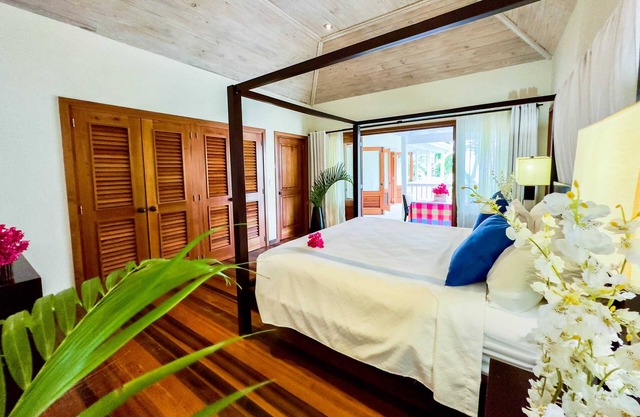 Stunning 1 Bedroom Hideaway, Pool/Sea View