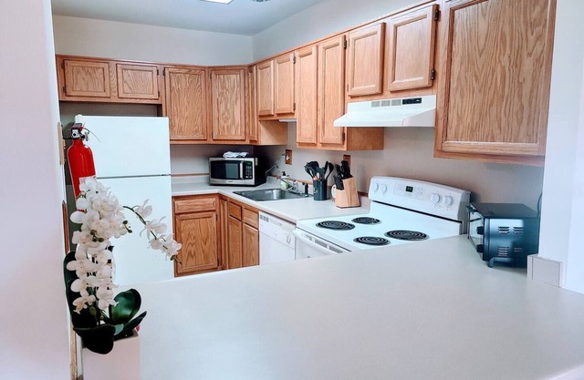 Stunning 1-bedroom condo available for both short and long-term
