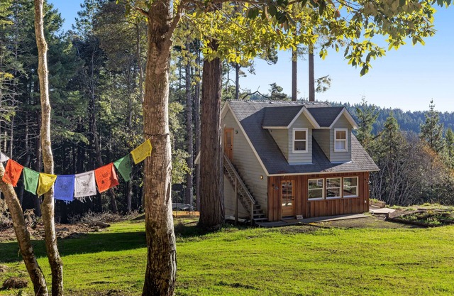 Stunning 1BR w/ridgetop views, trails & game lounge on 10 acre property