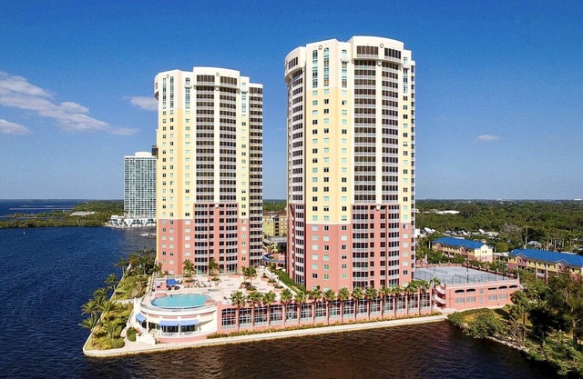 Stunning 3 bedroom, 2 bathroom condo overlooking the Caloosahatchee River