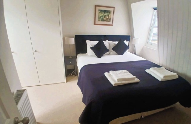 Stunning 3 bedroom, 3 Bathroom home with roof terrace. Central London. Sleeps 6.