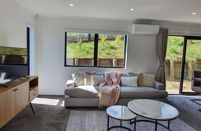 Stunning 3 Bedrooms House Close to University