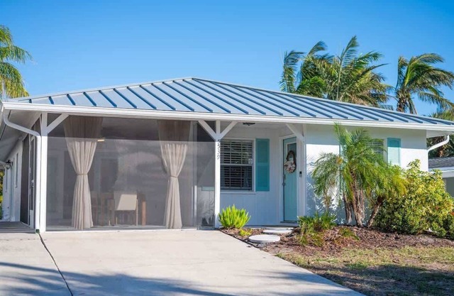Stunning 3BD Siesta Cottage - Walk to the Beach!