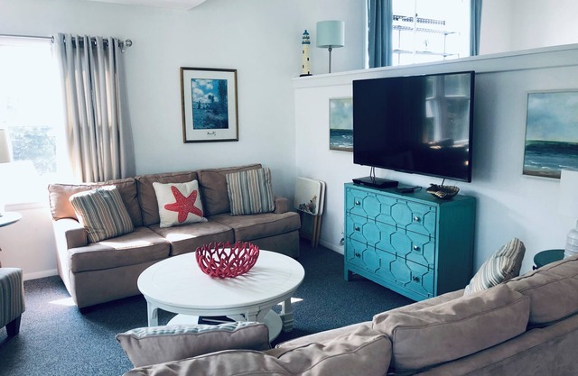 Stunning 3BR, 2BA penthouse 5 blocks from lighthouse. Only 1 week left 8/3-10
