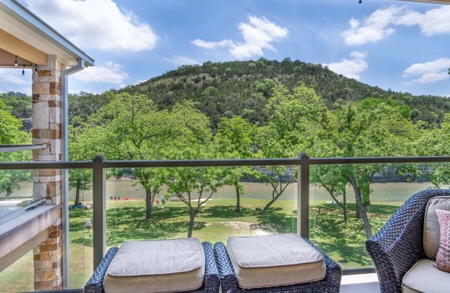 Stunning 3rd floor, 2BDR/2BTH condo overlooking river and cliffs!