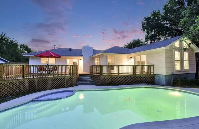 Stunning 4 bedroom private house with POOL!