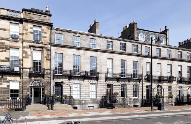Stunning 4 bedroom Townhouse in central Edinburgh with garden & private parking