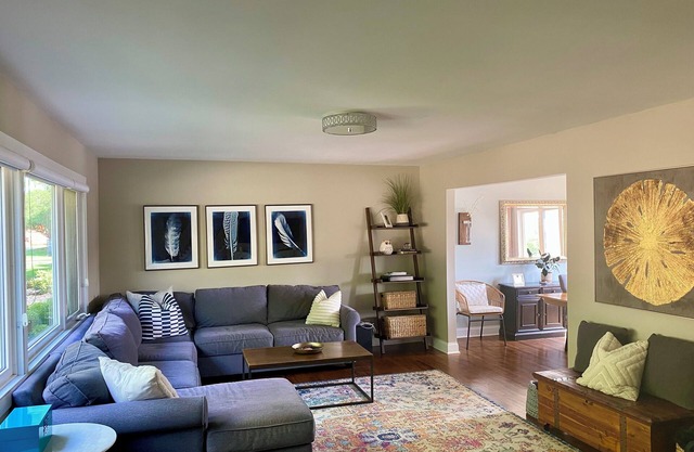 Stunning 4BR family home with HOT TUB and LAKE – Walk to the Big House!