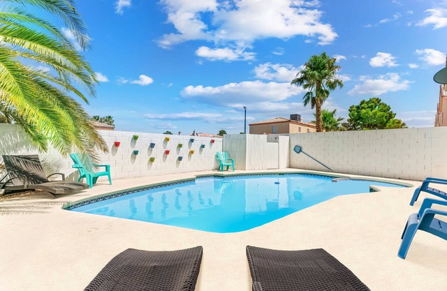 STUNNING 5 BDR, POOL W/HEATER, BBQ, WIFI & MORE