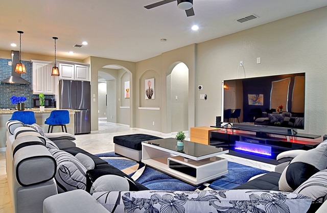 Stunning 6 Bedroom Near Downtown with Tons of Games, Pickleball, Sleeps 19
