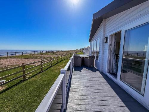 Stunning 6 Berth Lodge With Full Sea Views In Suffolk Ref 68007Cr