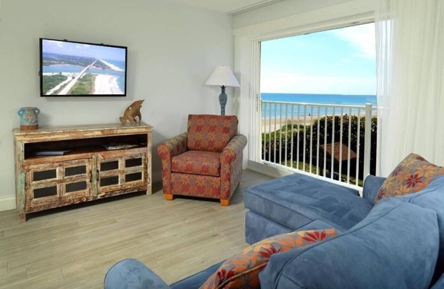 Stunning Afternoon Beach Walk: Spacious Suite w/Pool & Pristine Beach Access