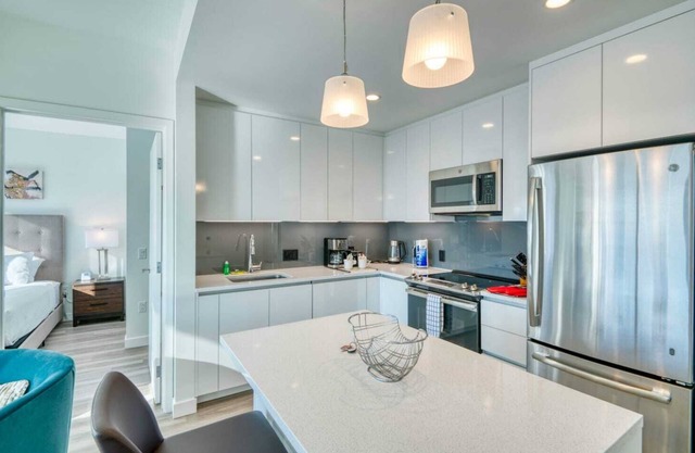 Stunning Apt with City Views