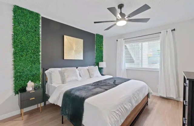 Stunning Area! King Suite, Balcony & Free Parking– Next to UT