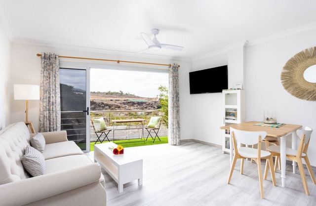 Stunning Beachfront Getaway, Your Perfect Retreat, Wifi, Garage, Sunset !