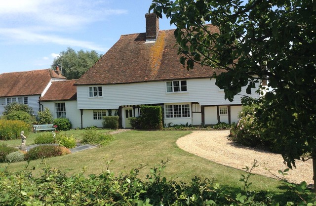 Stunning C15th Hall House, private heated pool set in large gardens, sleeps 10